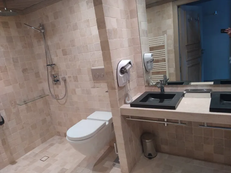 Salle de bain aux normes handicapés.