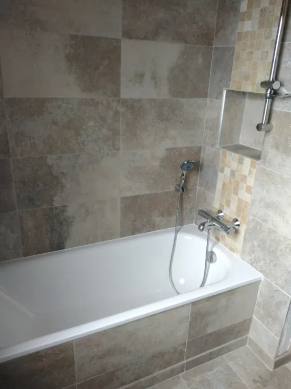 Pose d'une baignoire et création d'une niche.
